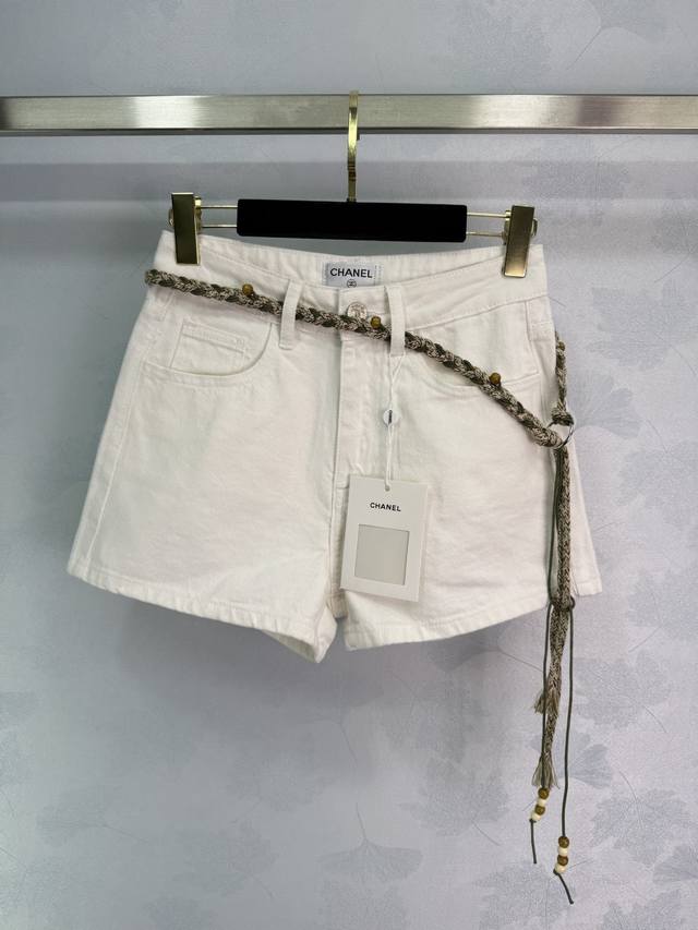 Ch*2025春夏新款白色牛仔短裤 配编织腰带 高腰设计显腿长 两侧口袋 腰带是编织的 很有设计感 超百搭！1色3码Sml T226B