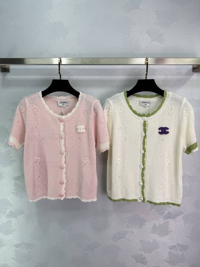 Ch*25春夏新款短袖针织开衫 精致的蕾丝花纹搭配双C Logo 粉色款配白色边 米白款配绿色边 可甜可盐气质减龄少女风百搭不挑人！ 2色3码Sml。T226B