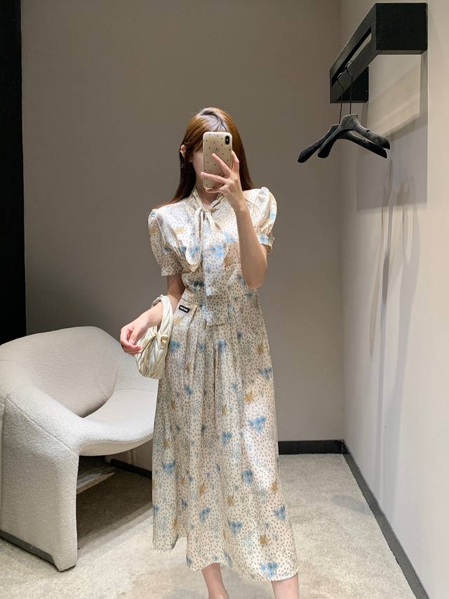 Miumi* 25Fw早秋新款 花卉印花V领系带蝴蝶结收腰长款短袖连衣裙丨独家高版出品！整体超级有气质撞色V领设计减龄 上身显瘦显高巨显气质 浪漫百搭又时髦 配