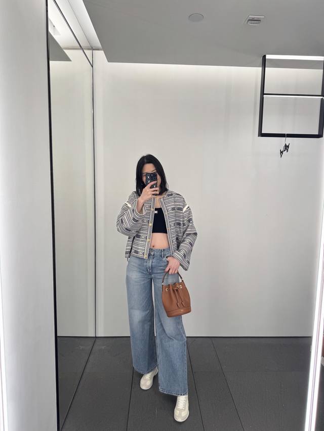 Celin* 25Fw早秋新款 条纹徽标Logo提花单排扣圆领夹克外套丨独家Yb开发！高版出品！一眼就看出的质感版型上身超级显瘦 对身材包容度很高 这件外套就是