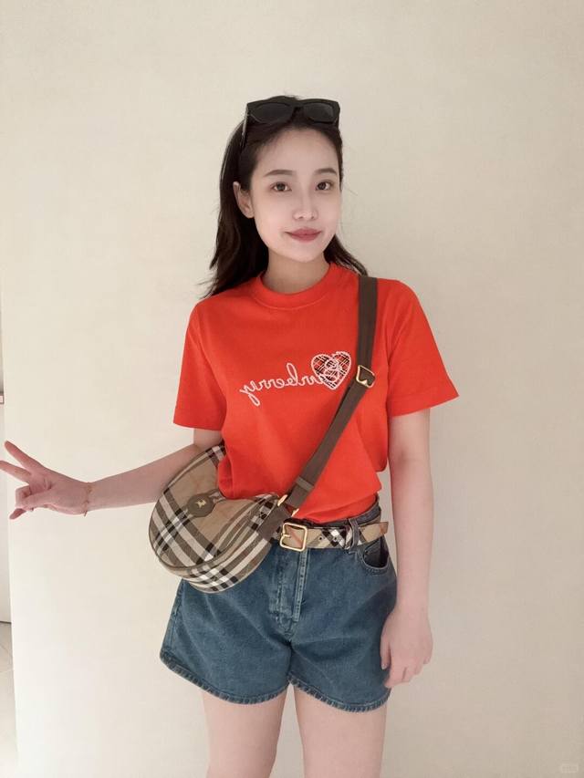 Bur*Erry 25Ss春夏新款 格纹爱心字母刺绣圆领短袖T恤丨独家Yb开发！高版出品！！真的很难不爱呀 搭配高腰阔腿裤或短裙 简直美炸了！可甜可盐～定制面料