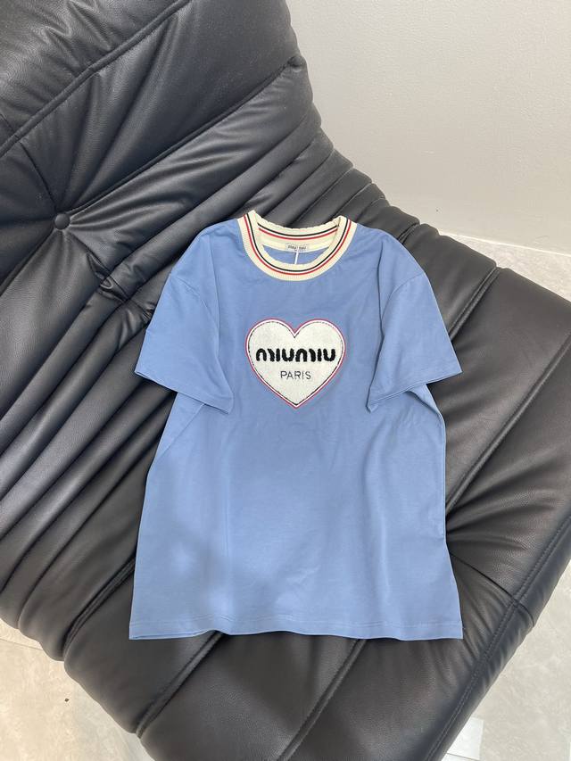 Miumi*25新款爱心字母毛巾绣短袖T恤 这款很少女耶 减龄 俏皮可爱 采用纯棉面料 面料柔软舒适 撞色领设计 爱心字母毛巾绣工艺 车工走线平整细腻 完美细节