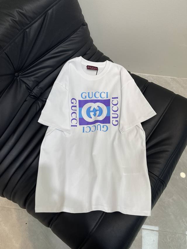 Gucc*25春夏新款印花圆领短袖T恤 定制Yb原生全棉材质 透气舒适 质感十足 宽松短袖T恤裁剪 凸显品牌格调 采用克重纯棉制成 垂坠感十足 呈现显瘦视觉效果