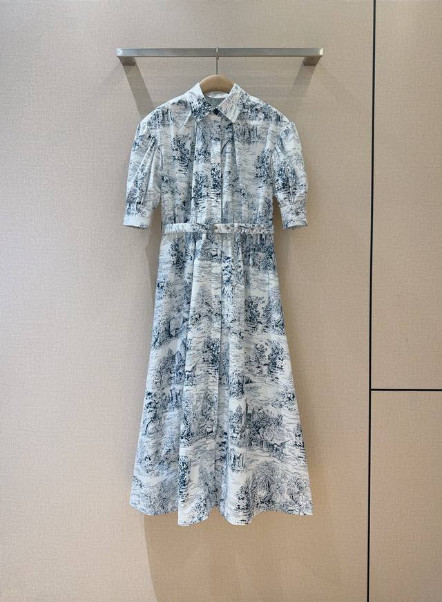 D家早春新品推荐 中长连衣裙饰以全新的现代版本回归。单品采用纯棉建筑印花制成，饰有泡泡袖细节，同色系腰带配有金属搭扣，可凸显腰身。辅以短袖，刺绣蜜蜂字母符号、同