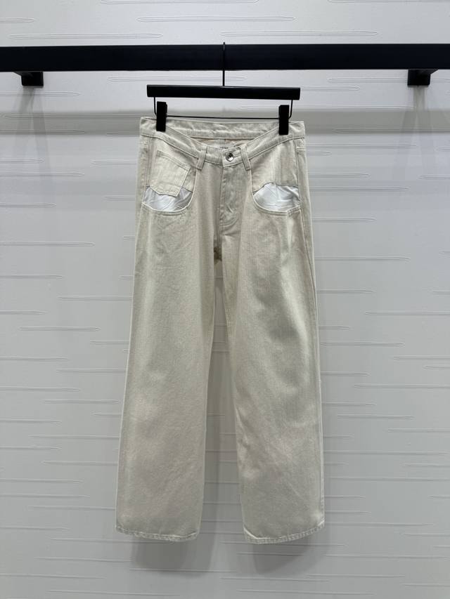上新原单高端品质 Mm6 2025春夏最新系列！高腰牛仔系带直筒裤！定制斜纹棉牛仔材质 透气性佳 柔软亲肤 高腰系扣直筒长裤剪裁 纯天然麻色 对称漏口袋设计 复