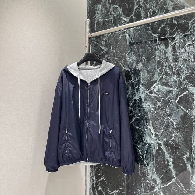 Miu 25早秋新款 双面穿连帽外套 双面可穿 买一件等于拥有了两件衣服！质感高级 整体造型高级挺括 胸前立体字母点缀打造品牌专属感 增添造型感！一个色Sml