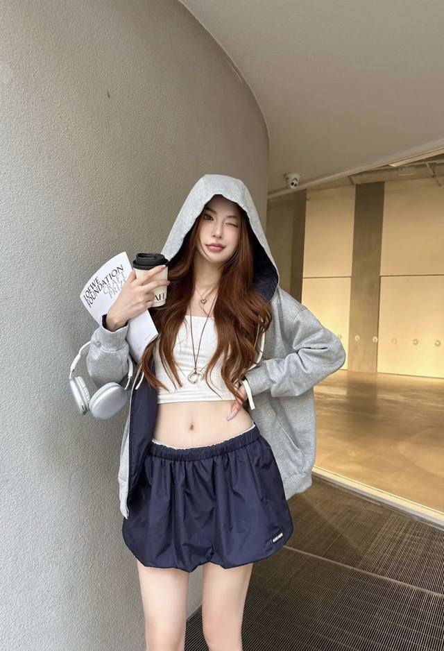 Miu 25早秋新款 双面穿连帽外套 双面可穿 买一件等于拥有了两件衣服！质感高级 整体造型高级挺括 胸前立体字母点缀打造品牌专属感 增添造型感！一个色Sml