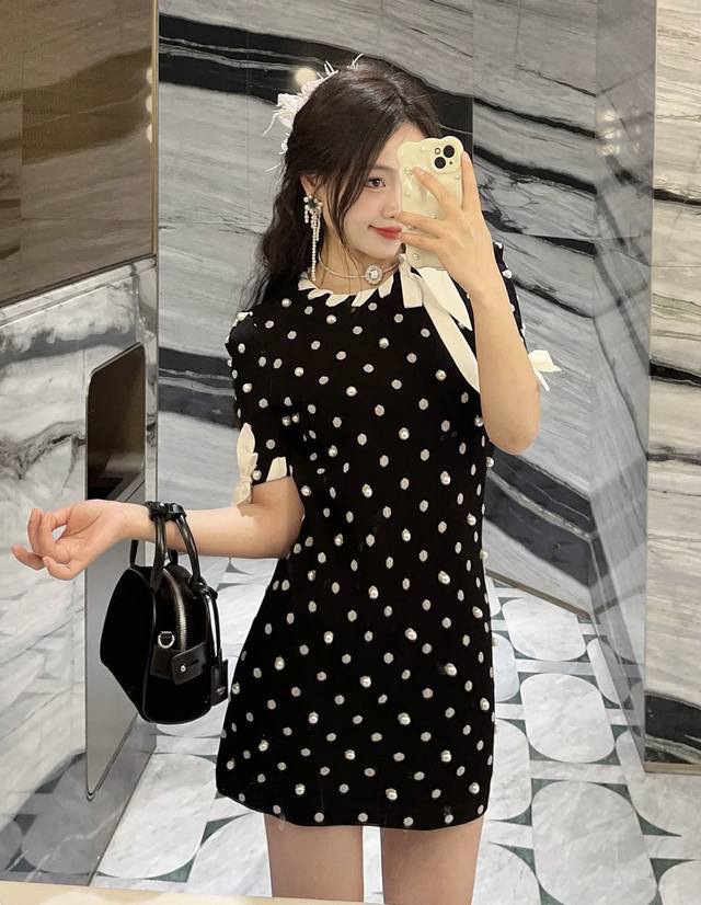小香 25早秋新款 钉珠短袖连衣裙 后背爱心镂空小心机设计 通体钉珠装饰穿插尽显奢华的同时不失雅致成衣领口以蝴蝶结双重装饰华丽优雅 突出高级名媛品味四季气质时髦
