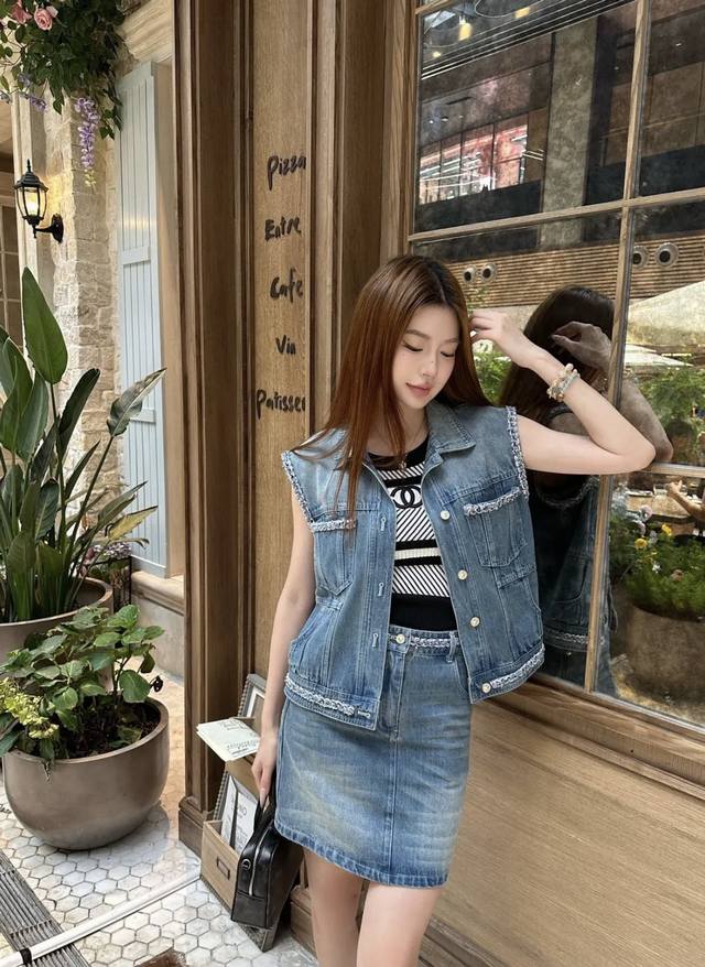 小香 25早秋新款 怀旧洗水丹宁牛仔马甲外套 手工编织带装饰超级叠搭神器白富美必入单品。气质翻领双口袋 怀旧复古洗水时髦又高级的调调。一个色Sml