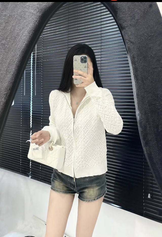 路易 25早秋新款 连帽菱格提花开衫外套 舒适保暖 领口坑条设计优雅知性成衣袖口以针织螺纹包边收窄整体造型高级通体四叶草菱形格纹装饰 打造品牌专属华贵风 穿搭洋