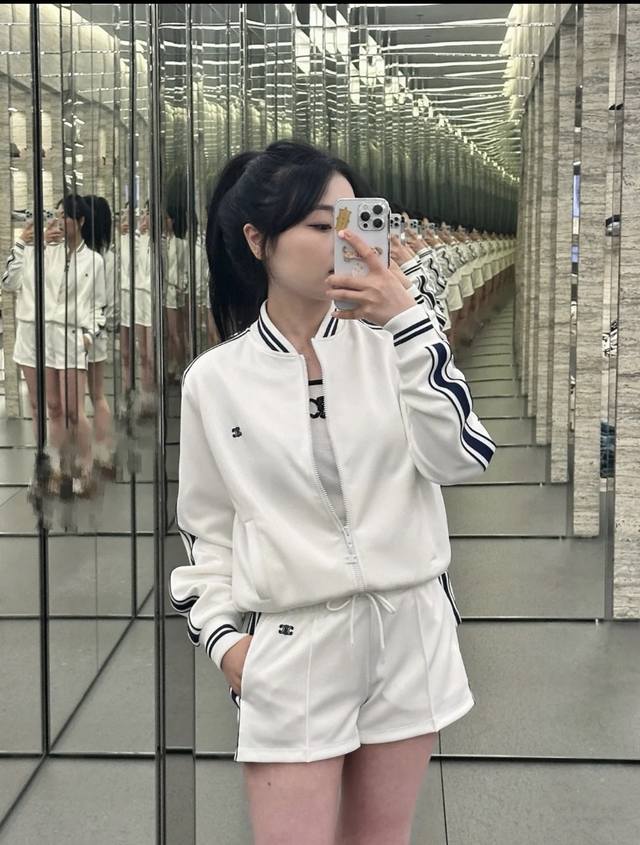 Ce 25早秋新款 织带拼接拉链卫衣外套 胸前标志性刺绣微标 袖口弹力螺纹设计多种穿搭 宽松舒适无束缚感 满满的随性酷辣风 版型百搭好穿 自带效果 时髦精的大爱