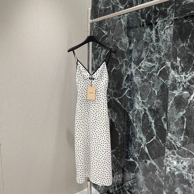 Miu 25早秋新款 爱心印花吊带裙 胸前标志性Logo微标装饰 上身非常高级气质瞬间拉满！自带氛围感的一条连衣裙 穿上它妥妥滴让你C位出道 无论内搭还是单穿都
