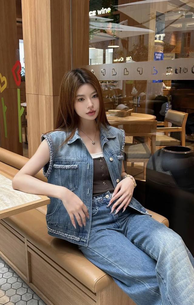 小香 25早秋新款 牛仔七分裤多重酵素水洗工艺处理打造均匀深蓝色自然褶皱磨白效果复古又时尚 高腰系扣对称□袋版型设计增添造型层次感腰间点缀蓝白交替编织纹路绳带装