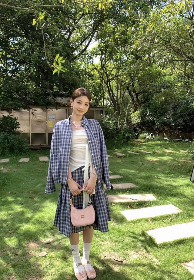 Miu 25夏季新款 格纹百褶长半裙 松紧中高腰百褶裙身 一条裙子超大用料 褶位和褶量精致 垂感非常好 裙身点缀Logo贴布增添亮点 上身非常有立体感！一个色现