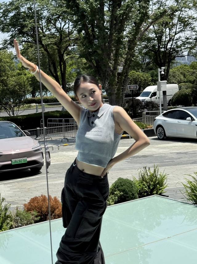 大王 25早秋新款 翻领针织背心 半开襟纽扣与领尖呼应设计丰富凸显层次 胸前字母徽标彰显品牌格调打造特有时髦风格常规剪裁包容身材松弛时髦风格必备。两个色Sml