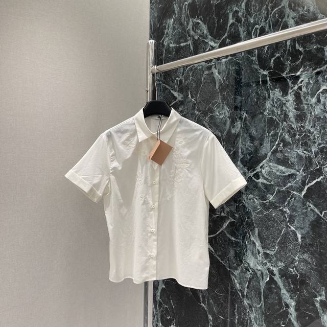 Miu 25夏季新款 提花短袖衬衫饰 品牌标识和花卉图案提花刺绣 翻领领口 纽扣开合卷边袖口设计 适合春夏穿着 随便搭个半裙和短裤都超级好看！一个色现货Sml