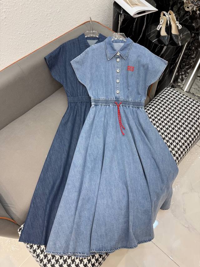 Miumi* 25Ss新款牛仔翻领连衣裙 字母皮绣花装饰 抽绳束腰设计 时尚大方 两色三码Smlp