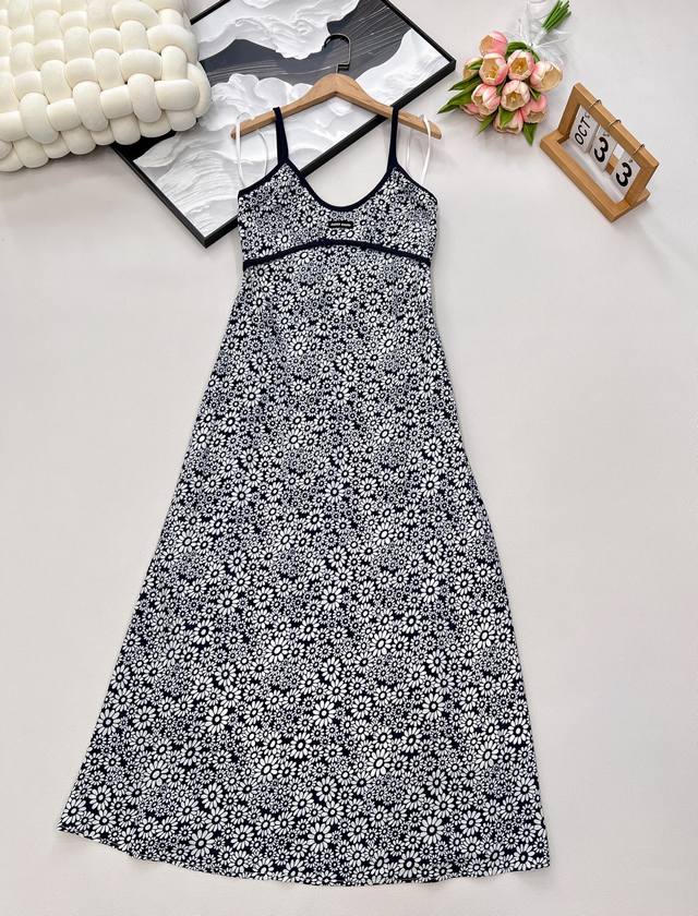 Miumiu2025新款V领吊带碎花长裙，定制Yb进口斜纹稠材质 冰爽透气 舒适有型 V领细吊带长裙版型 领口和吊带协同作用恰当露肤 美化头肩比例更显瘦 通体红