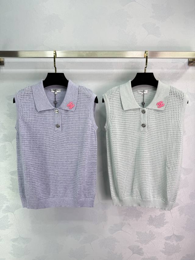 Ch*25春夏新款针织背心 Polo领设计 前襟纽扣半开襟 通体镂空编织纹理 视觉轻盈性感 突显身材 风格俏皮减龄 层次效果更丰富 日常出行或聚会轻松驾驭！2色