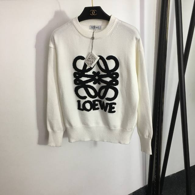 款号 4763 Loew*新款 毛绒Logo刺绣字母 圆领长袖套头毛衣 针织衫，白色，黑色， 均码；肩宽49，胸围100，袖长51，衣长58 .