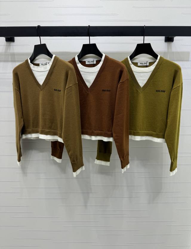 上新原单高端品质 Miumi*2025早秋最新系列！撞色针织长袖套头毛衣！定制羊毛纱线织造 弹力舒适 透气好穿 针织长袖剪裁 美化头肩比例更显瘦 内圆外V撞色形