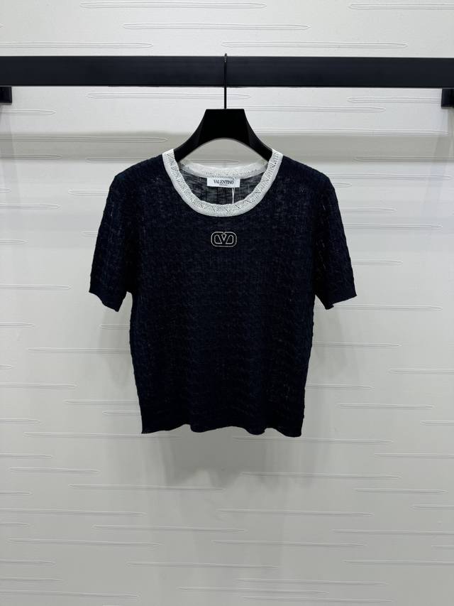 上新原单高端品质 Valentin*2025春夏最新系列！字母徽标针织短袖！定制丝棉纱线织造 细腻肌理 柔软舒适 针织短袖裁剪 通体细密针织勾勒出麻花竖排纹理