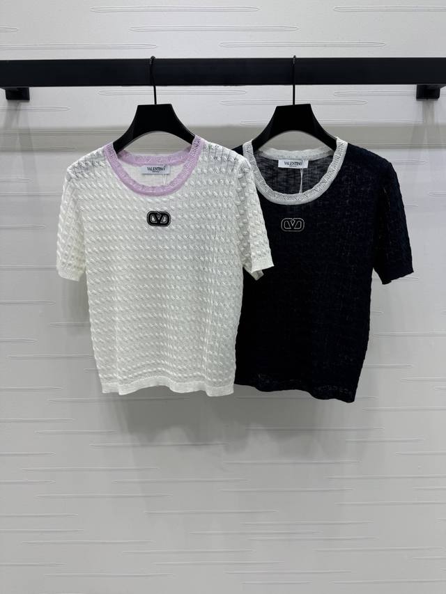 上新原单高端品质 Valentin*2025春夏最新系列！字母徽标针织短袖！定制丝棉纱线织造 细腻肌理 柔软舒适 针织短袖裁剪 通体细密针织勾勒出麻花竖排纹理