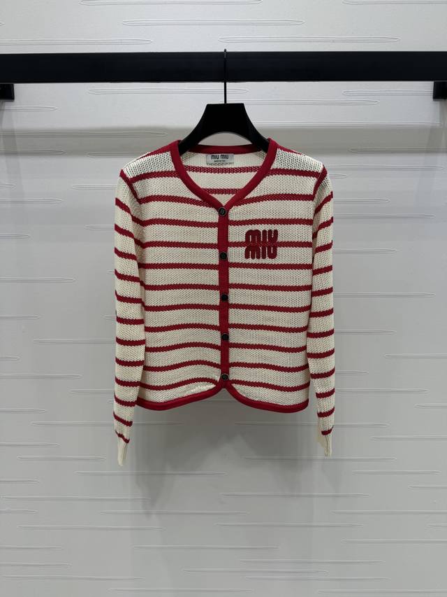 上新原单高端品质 Miumi*2025早秋最新系列！镂空条纹针织长袖开衫！定制进口针织材质 质感高级 针织长袖开衫剪裁 大身双色条纹交织胸前刺绣装点标志性字母徽