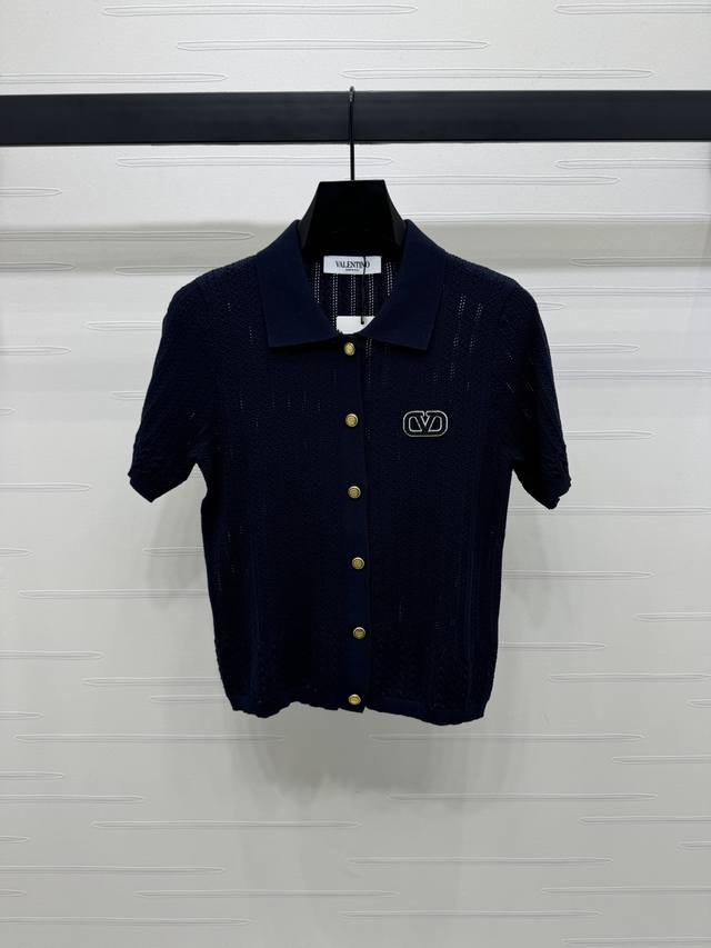 上新原单高端品质 Valentin*2025春夏最新系列！翻领针织短袖开衫！定制进口针织混纺纱线织造 翻领短袖开衫上衣剪裁 通体利用细密钩针肌理 勾勒出竖坑条设