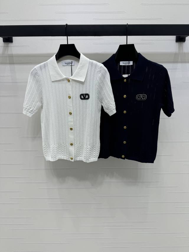 上新原单高端品质 Valentin*2025春夏最新系列！翻领针织短袖开衫！定制进口针织混纺纱线织造 翻领短袖开衫上衣剪裁 通体利用细密钩针肌理 勾勒出竖坑条设