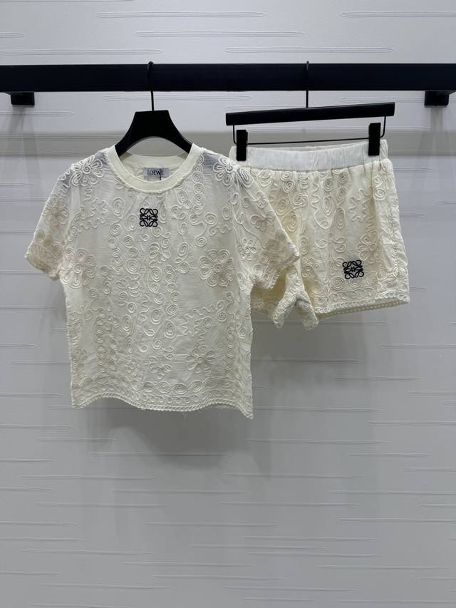 上新原单高端品质Loew*2025春夏最新系列！绣花上衣短裤套装！定制斜纹全棉纱线织造 透气舒适 质感高级 圆领绣花短袖上衣短裤套装 短袖外层花朵藤蔓立体钩花