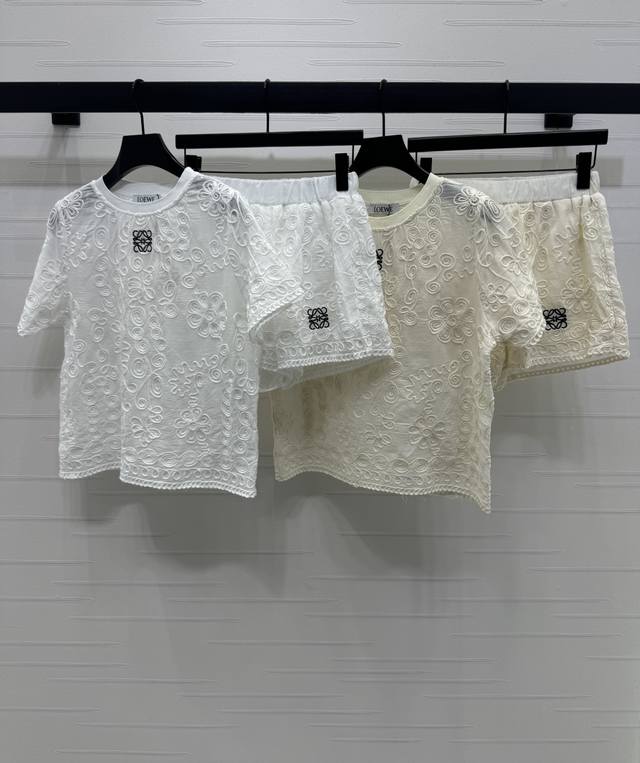 上新原单高端品质Loew*2025春夏最新系列！绣花上衣短裤套装！定制斜纹全棉纱线织造 透气舒适 质感高级 圆领绣花短袖上衣短裤套装 短袖外层花朵藤蔓立体钩花