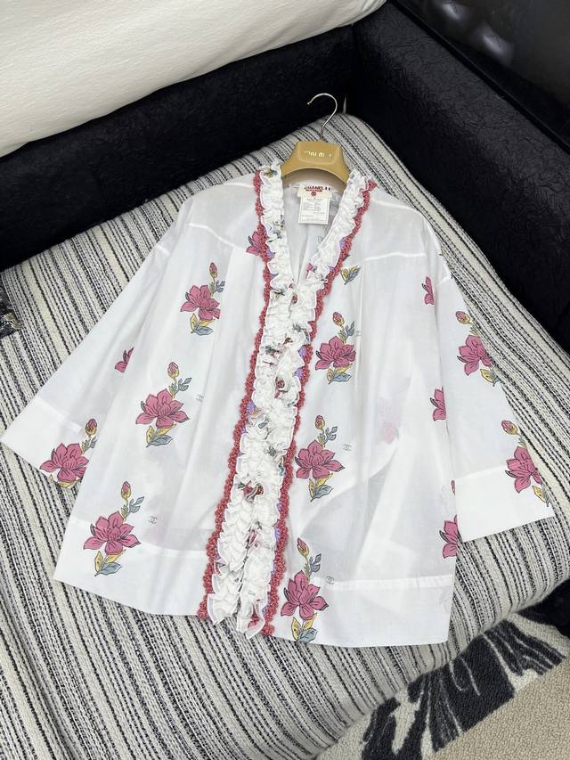 爆款现货 原单品质 Chan*｜25中古系列重工手工荷叶边衬衫 设计高级又时髦！1:1订制重工面辅料，增添时尚格调，纯欲系搭配和谐，百搭王炸款 做工品质看细节