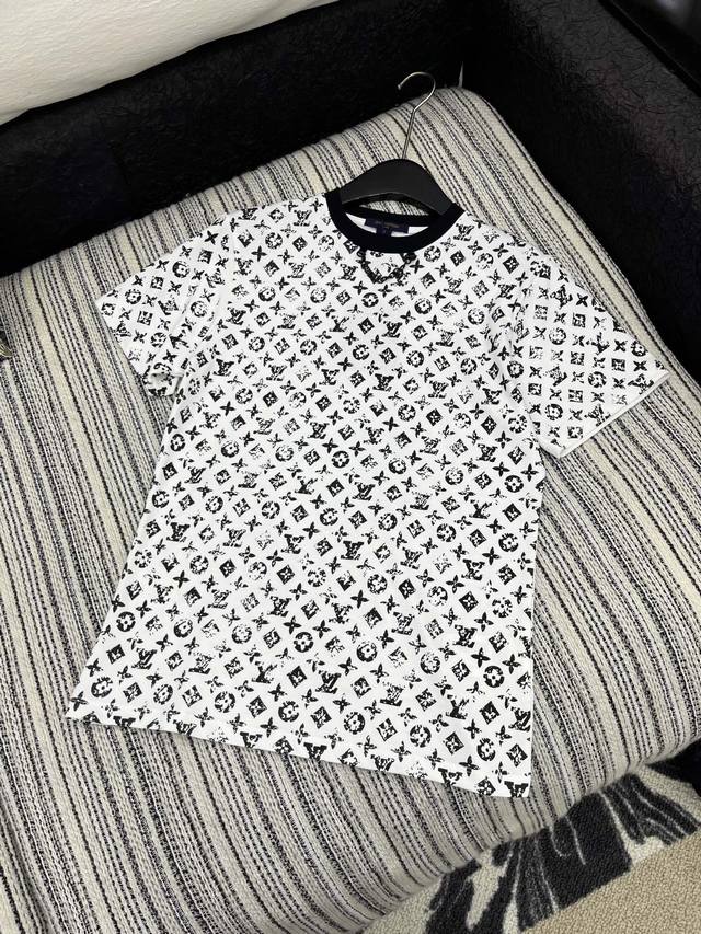 爆款现货 原单品质 Lv*｜25新品做旧印花短袖T恤 精致常规版型上身巨显瘦！ 定制最新老花印花 低调奢华！ 时髦精必备单品解锁所有穿搭！ 认准我家品质！经典单