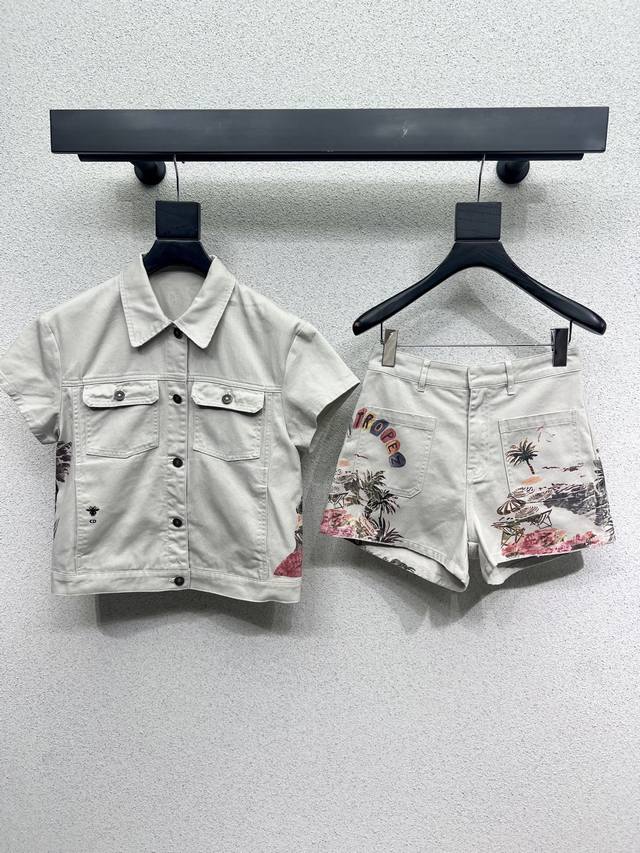 D家小蜜蜂印花短袖牛仔外套+短裤 分开拿 定制面料 时髦低调 气质又奢华高级！版型百搭不挑人，原版定制科技面料 做工品质看细节。白富美必入！强烈推荐 高品质 尺