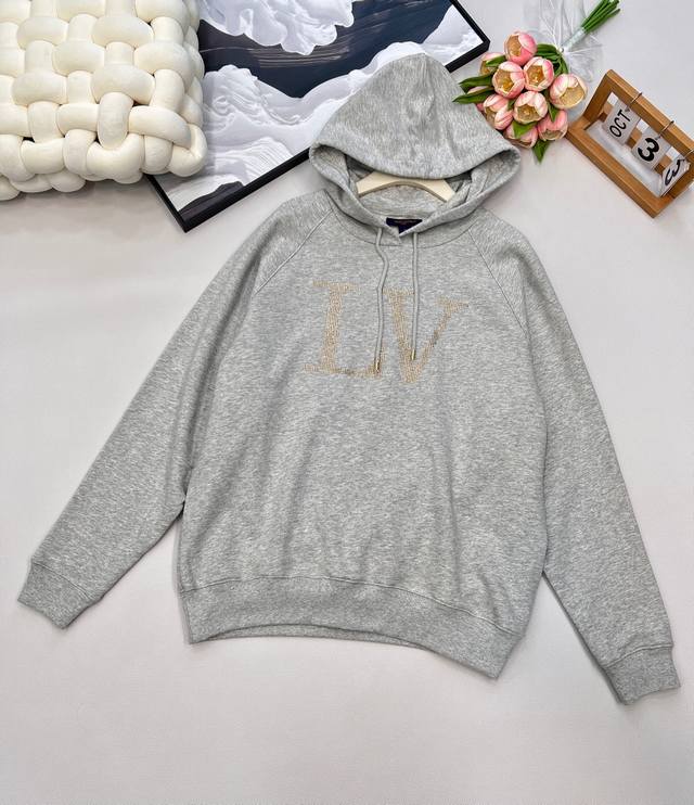 Louis Vuitton25Fw早秋新款字母烫金连帽卫衣丨独家Yb开发！高版出品！ 连帽长袖套头卫衣裁剪 时髦休闲 胸前饰以烫金字母徽标 品牌格调瞬间提升 常