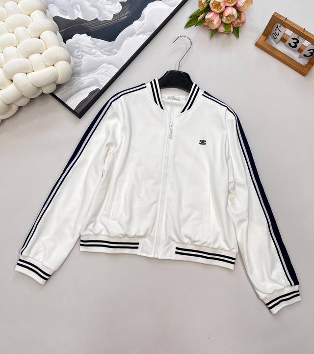 Celine2025新款刺绣Logo徽标织带撞色休闲夹克 定制Yb进口材质 质感高级 品相十足 经典棒球服外套剪裁 胸口缝制凯旋门徽标装饰 与拉链扣细节呼应 低