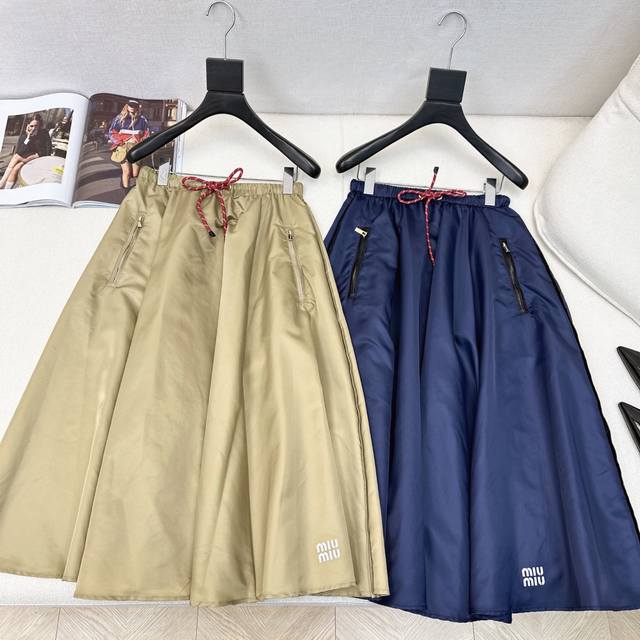 独家首发 Miu 25Ss 早秋最新款时髦缪系穿搭尼龙套装双口袋连帽设计风衣外套 +伞状半裙 高人气的系列款 Yb定制的尼龙防水布面料 是比较挺括的质感不会软榻