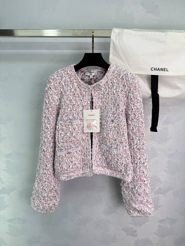 Chanel*2025早秋新款粉色编织外套 重工编织亮片设计 内衬碎花底 搭配贝壳纽扣 丰富细节层次 增添时尚调性 常规版型 凸显身材更显瘦洋气 百搭款式不挑年