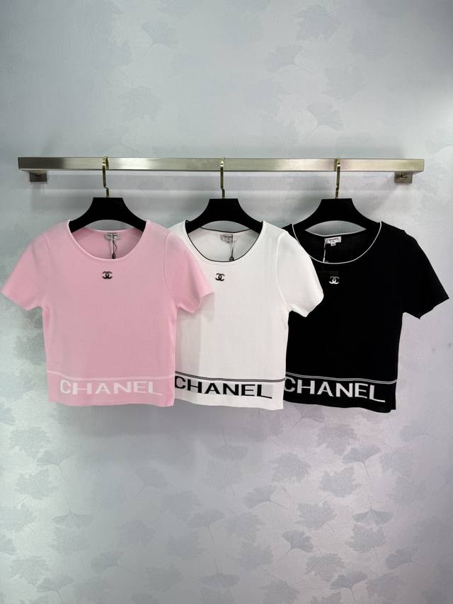 Chanel*25夏季新款系列 针织短袖上衣 字母Logo提花工艺 彰显品味 弹力版型突显身材 俏皮减龄显白 日常出行或聚会轻松驾驭！3色3码Sml T226B