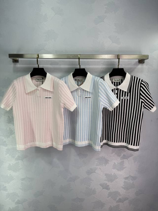 Miu*2025夏季新款竖条纹Polo衫 胸前小Logo设计 学院风十足 经典休闲款版型不挑人上身显瘦又百搭！3色3码Sml。T226B.