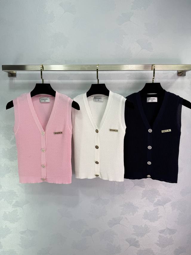 Chanel*2025春夏新款针织背心 V领四粒扣设计 胸前双C标 深V领口让胸前适当露肤 美化肩颈线条更显纤细 让简单款式穿出性感个性 穿搭尽显松弛调性 轻奢