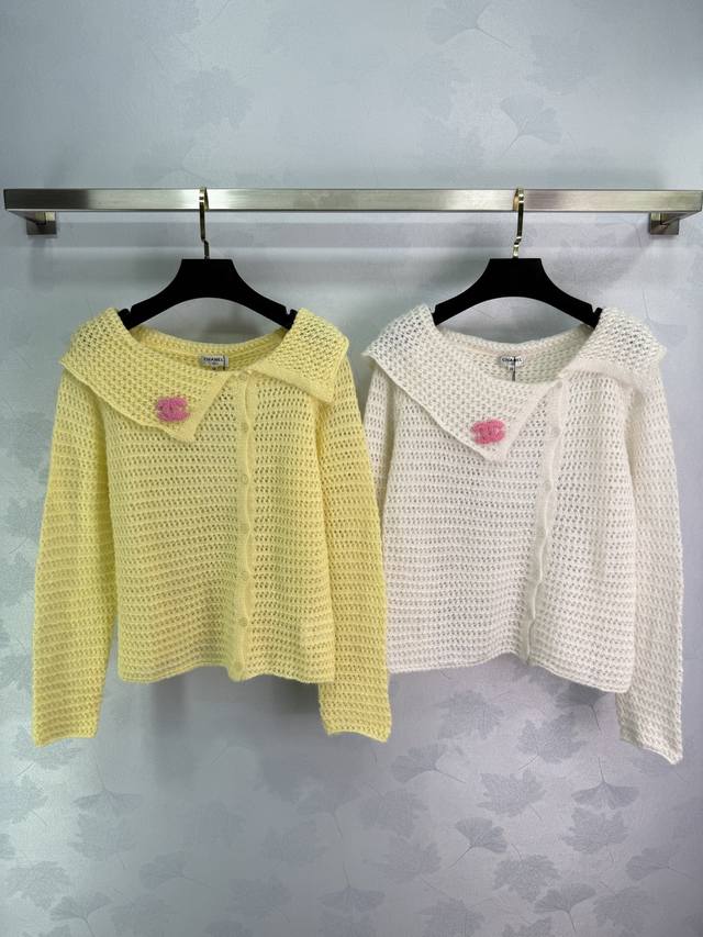 Chanel*2025早秋新款针织长袖开衫 精致镂空钩花设计 翻领款超显瘦 配粉色双C刺绣 Logo超可爱 风格俏皮减龄 层次效果更丰富 日常出行或聚会轻松驾驭