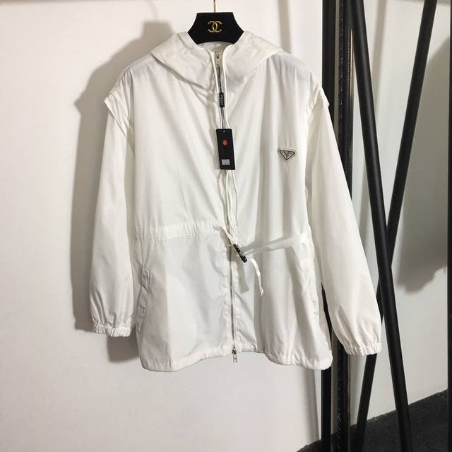 款号 1171 Prad*新款Logo三角标 安全扣抽绳收腰长袖连帽拉链风衣外套 袖子可拆 白色 黑色 Sml M码；肩宽51，胸围118，袖长56，衣长71