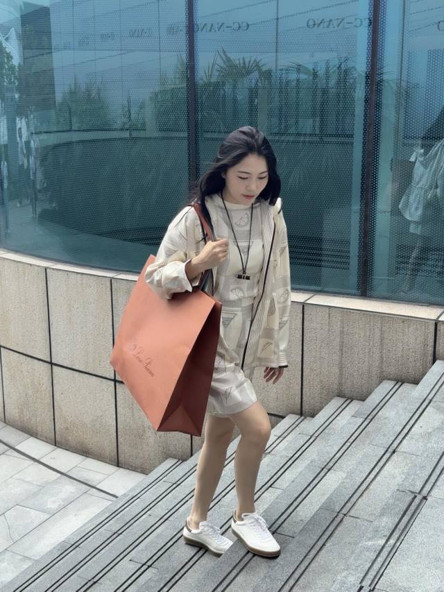 外套 短裤 Loro Pian* 25Ss春夏新款 真丝印花连帽抽绳收腰拉链外套+真丝短裤套装丨独家Yb开发！高版出品！采用100%桑蚕丝，自带细腻光泽感，触感