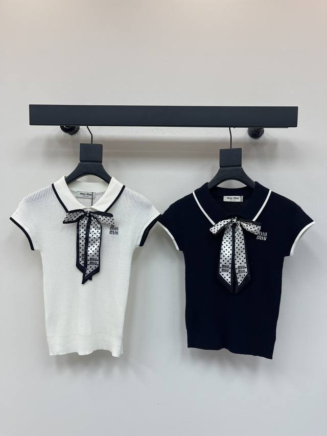 Miumi*25新款翻领针织短袖！定制丝毛纱线织造 细腻柔软 弹力十足 精致翻领短袖版型 通体竖坑条分布 细节满分 袖口层叠花边形成碰撞 文艺青年感漫溢 标志性