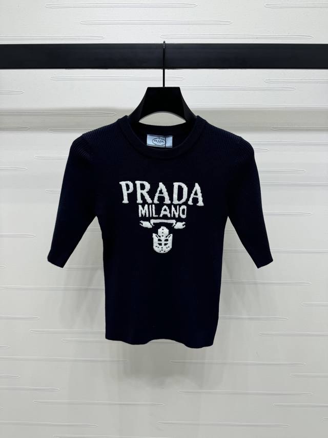 上新原单高端品质 Prad* 2025春夏最新系列！字母徽标针织短袖！定制进口纱线织造 质感高级舒适 修身针织短袖剪裁 胸前装点标志性字母徽标图案 彰显品牌个性