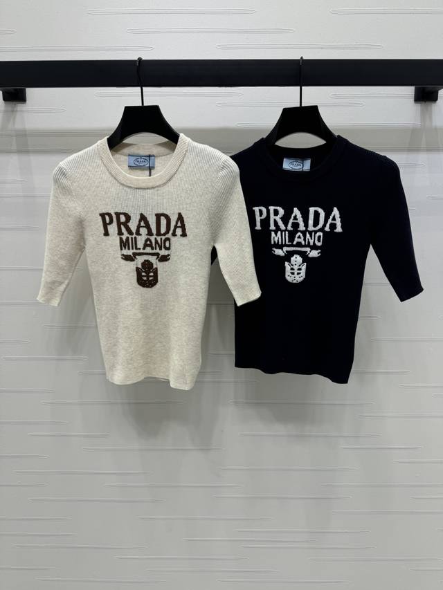 上新原单高端品质 Prad* 2025春夏最新系列！字母徽标针织短袖！定制进口纱线织造 质感高级舒适 修身针织短袖剪裁 胸前装点标志性字母徽标图案 彰显品牌个性