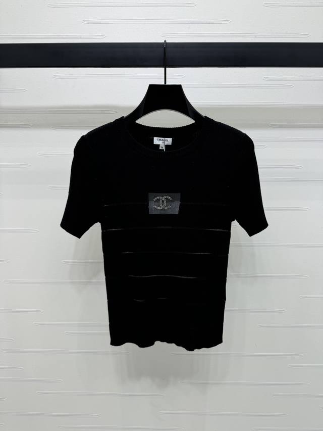 上新原单高端品质 Chane* 2025早秋最新系列！修身针织短袖！定制进口纱线织造 弹力舒适 透气好穿 针织短袖剪裁 美化头肩比例更显瘦 胸前透视框内 订珠双