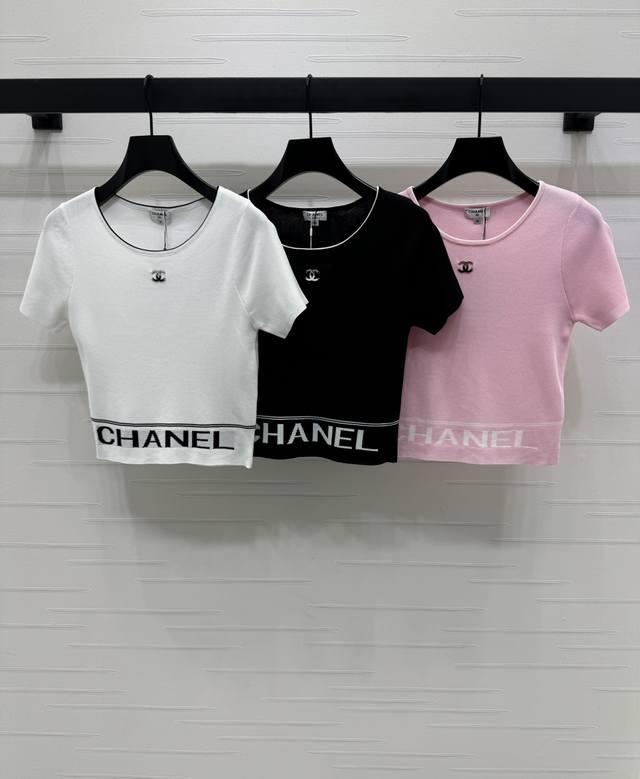 上新原单高端品质 Chane* 2025早秋最新系列！圆领针织短袖！定制进口羊毛针织材质 质感高级舒适 圆领针织短袖 撞色条纹装点在领口包边部分 彰显品牌个性